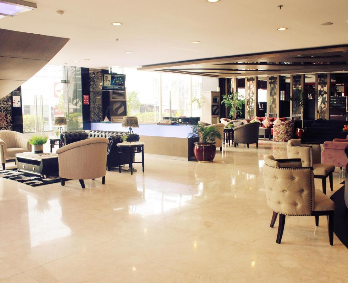 Hermes Palace Hotel Medan Exteriör bild