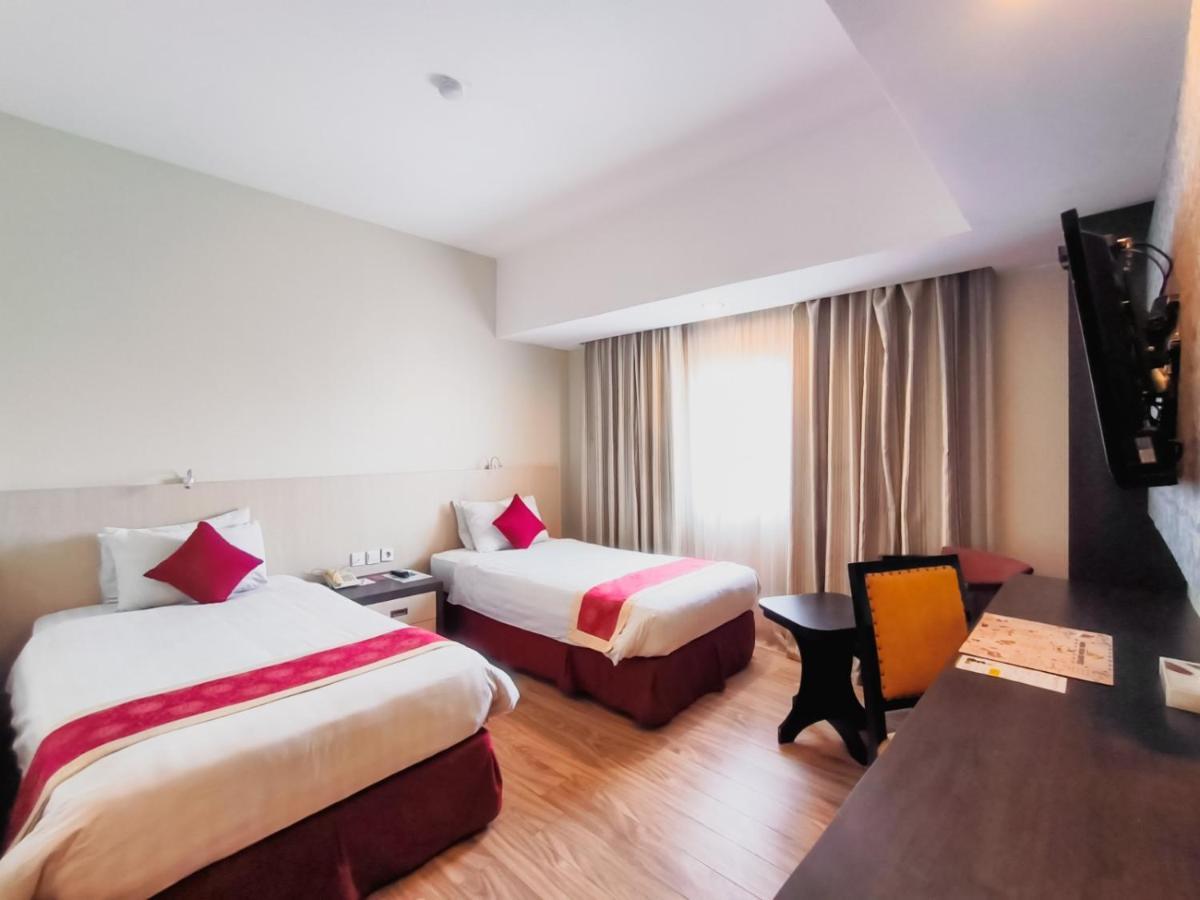Hermes Palace Hotel Medan Exteriör bild