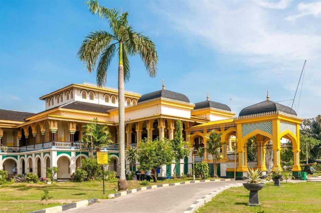 Hermes Palace Hotel Medan Exteriör bild