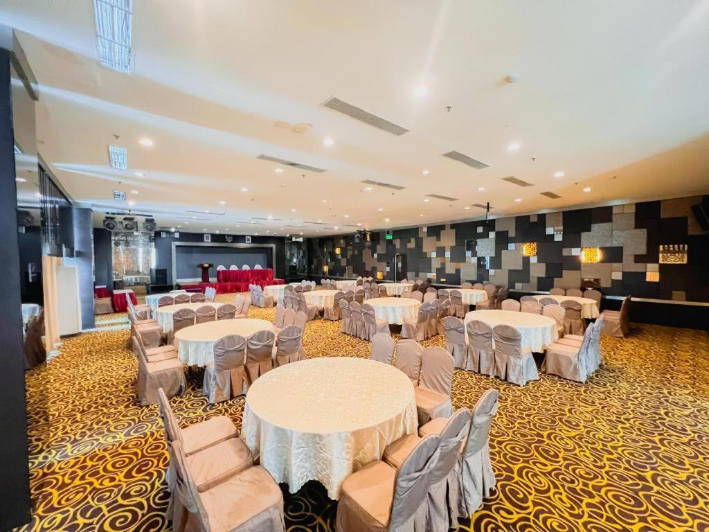 Hermes Palace Hotel Medan Exteriör bild