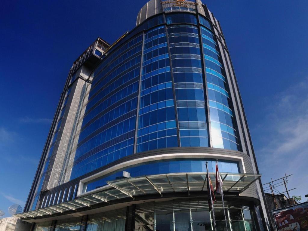 Hermes Palace Hotel Medan Exteriör bild