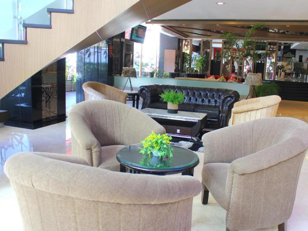 Hermes Palace Hotel Medan Exteriör bild