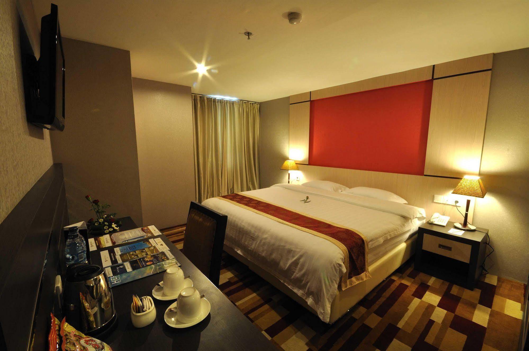 Hermes Palace Hotel Medan Exteriör bild